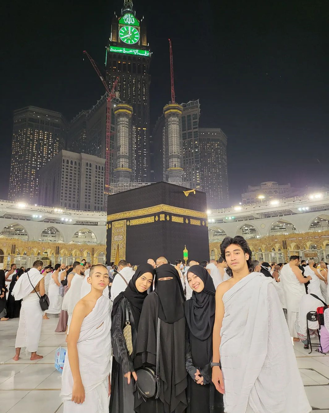 Keluarga Umi Pipik umrah. Foto: Instagram/_ummi_pipik_