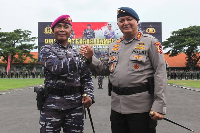 Dankodiklatal, Letnan Jenderal TNI Marinir Suhartono melakukan salam komando dengan Kalemdiklat Polri, Komjen Pol Rycko Amelza Dahniel di Lapangan Laut Maluku, Kodiklatal, Bumimoro, Surabaya, Jawa Timur, Jumat (16/12/2022). Foto: Didik Suhartono/ANTARA FOTO