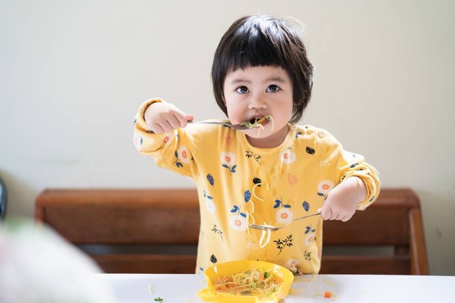 Ilustrasi anak memakan pasta. Foto: Perfect Angle Images/Shutterstock 