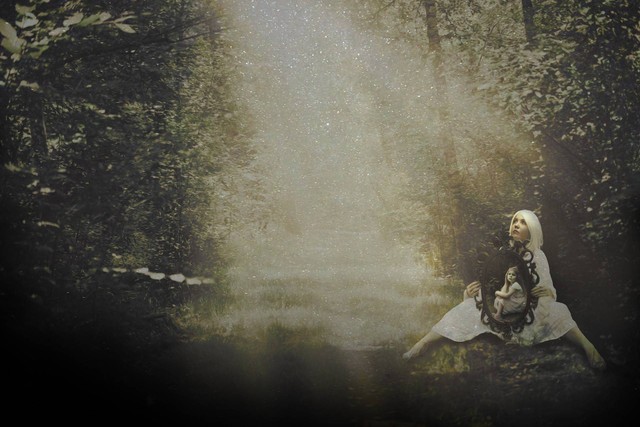 Ilustrasi dari inner child, sumber: https://pixabay.com/photos/inner-child-woman-mirror-forest-5410712/