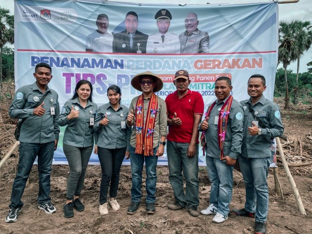 Keterangan foto: Penjabat Bupati Lembata (tengah) berpose dengan pegawai Bank NTT usai kegiatan Penananam Perdana Gerakan TJPS di Desa Watanglolon, Kecamatan Nagawutung. Foto:Teddi L.