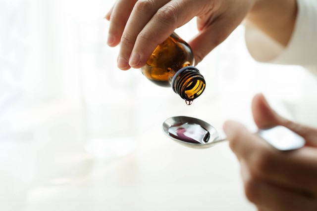 Ilustrasi obat batuk cair. Foto: BEAUTY STUDIO/Shutterstock