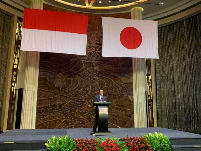 Duta Besar Jepang untuk Indonesia, Kanasugi Kenji, memberikan sambutan saat memperingati Hari Pasukan Bela Diri Jepang ke-68 di Hotel Indonesia Kempinski pada Jumat (16/12). Foto: Jemima Shalimar/kumparan