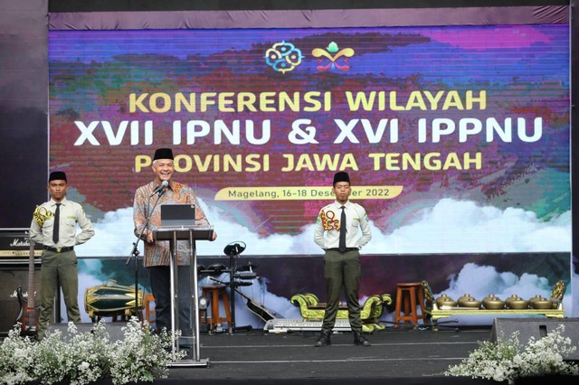 Gubernur Jateng Ganjar Pranowo membuka Konferensi Wilayah (Konferwil) Ikatan Pelajar Nahdlatul Ulama (IPNU) ke-17 dan Ikatan Pelajar Putri Nahdlatul Ulama (IPPNU) ke-16 Jateng di Ponpes API Syubbanul Wathon Secang, Kabupaten Magelang, Jumat (16/12). Foto: Dok. Istimewa