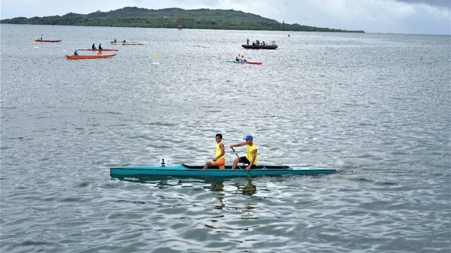 Atlet dayung berlomba di perairan Mamuju. Foto: Istimewa