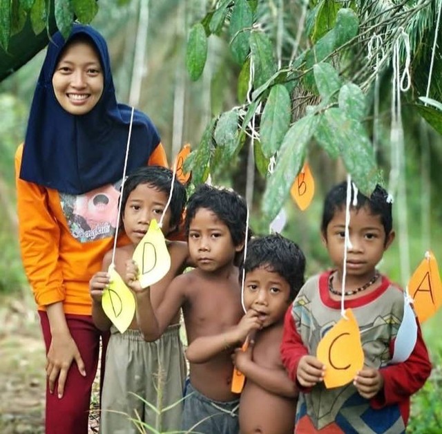 Reny Ayu Wulandari (kiri) bersama anak-anak Suku Anak Dalam. (Foto: Istimewa)