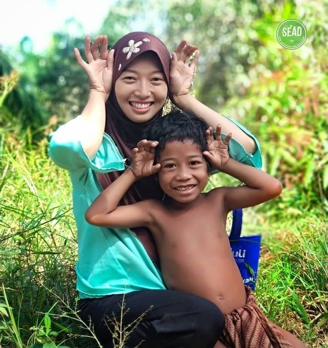 Reny saat bersama seorang bocah Suku Anak Dalam. (Foto: Istimewa)