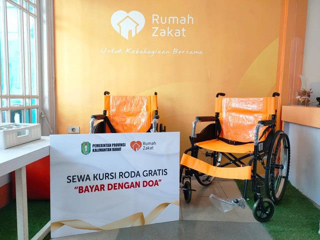 Rumah Zakat Kalbar hadirkan program kursi roda gratis yang biaya sewanya cukup dengan doa. Foto: Rumah Zakat Kalbar