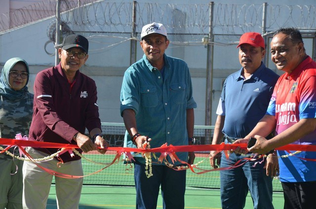 Wamenkumham Prof. Eddy Hiariej memotong pita tanda peresmian Lapangan Tenis "Hiariej" di Lapas Narkotika Yogyakarta ((Dokumentasi: Humas Lapas Narkotika Yogyakarta)