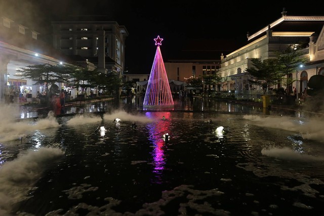 Ornamen Natal yang terpasang di Alun-alun Kota Surabaya. Foto: Diskominfo Surabaya