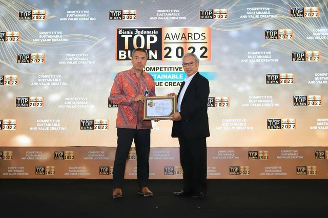 Menjelang HUT ke-127, PT Bank Rakyat Indonesia (Persero) Tbk Kembali mencatatkan prestasi dengan menerima penghargaan sebagai TOP BUMN Award 2022 Kategori Korporasi oleh Harian Bisnis Indonesia, 13 Desember 2022.  Foto: Dok. BRI