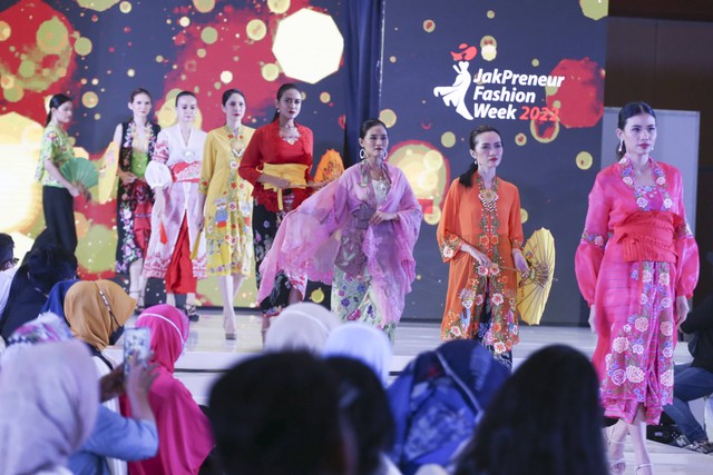 Model memperagakan busana dari Rita Rose Collection pada Jakpreneur Fashion Week 2022 di Jakarta Convention Centre, Senayan, Sabtu (17/12/2022). Foto: Rivan Awal Lingga/Antara Foto