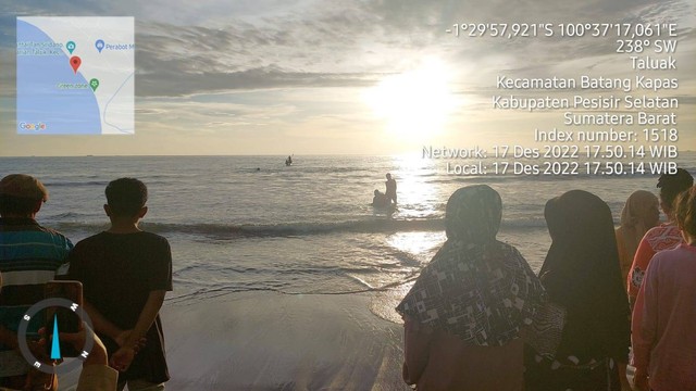 Proses pencarian siswa SD yang terseret ombak di Pantai Tan Sridano, Pesisir Selatan, Sabtu (17/12/2022). Dokumentasi: Basarnas Padang