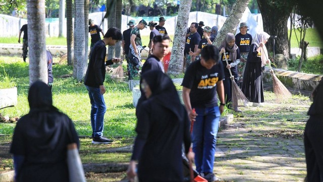 Aksi meuseuraya (gotong royong) di kuburan massal tsunami Aceh. Foto: Disbudpar  