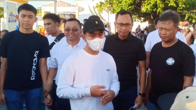 Wali Kota Solo, Gibran Rakabuming Raka, saat bersama jajaran BRI saat event pasar rakyat di kompleks Pura Mangkunegaran, Sabtu (17/12/2022). FOTO: Agung Santoso