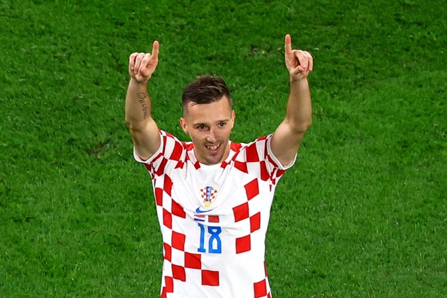 Pemain Kroasia Mislav Orsic merayakan gol kedua mereka saat lawan Maroko pada perebutan tempat ke-3 Piala Dunia 2022 di Stadion Internasional Khalifa, Doha, Qatar, Sabtu (17/12/2022). Foto: Fabrizio Bensch/REUTERS