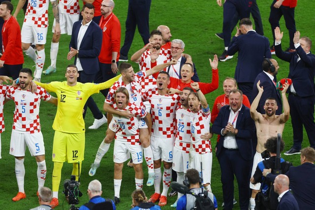 Pemain Kroasia berselebrasi setelah pertandingan saat mereka meraih tempat ke-3 Piala Dunia 2022 di Stadion Internasional Khalifa, Doha, Qatar, Sabtu (17/12/2022). Foto: Kai Pfaffenbach/REUTERS