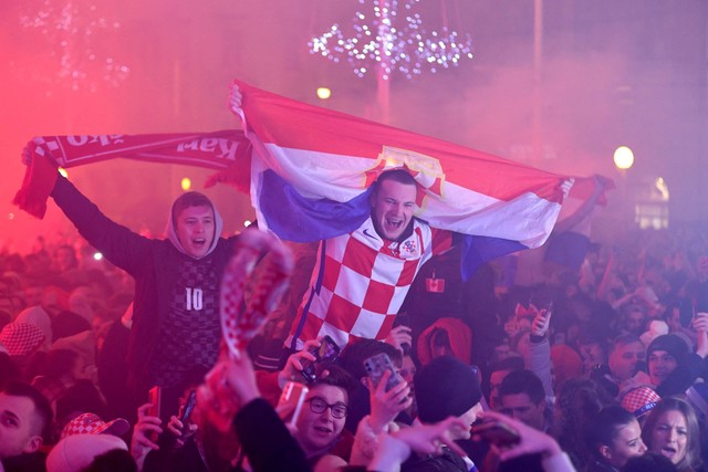 Fans Kroasia berselebrasi setelah pertandingan saat timnya meraih tempat ke-3 Piala Dunia 2022, di Lapangan Ban Josip Jelacic, Zagreb, Kroasia, Sabtu (17/12/2022). Foto: Antonio Bronic/REUTERS