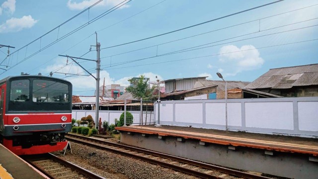 KRL tujuan akhir Rangkas Bitung tiba di stasiun Pondok Ranji, Tangerang Selatan, Sabtu(26/11/2022), Foto:Rizkiyah Gustiana Najiullah/Mahasiswi