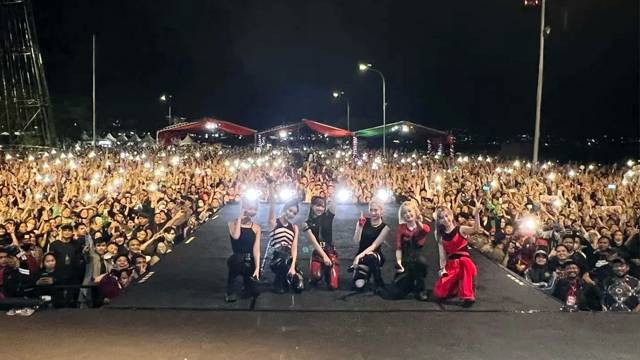 Girlband K-POP Secret Number saat tampil di Kota Manado. Walaupun diguyur hujan deras, konser berlangsung sukses dan dipadati penonton. (foto: instagram @secretnumber.official)
