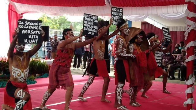 Pesta rakyat yang digelar Tim Deklarator diramaikan tarian adat papua dan suku nusantara, foto: Yanti/BalleoNEWS