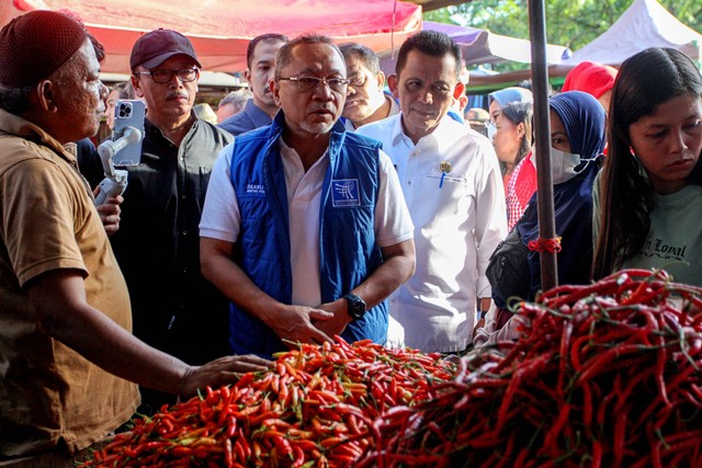 Menteri Perdagangan Zulkifli Hasan berbincang dengan pedagang saat mengunjungi Pasar Tos 3000 di Batam, Kepulauan Riau, Sabtu (17/12/2022). Foto: Teguh Prihatna/ANTARA FOTO