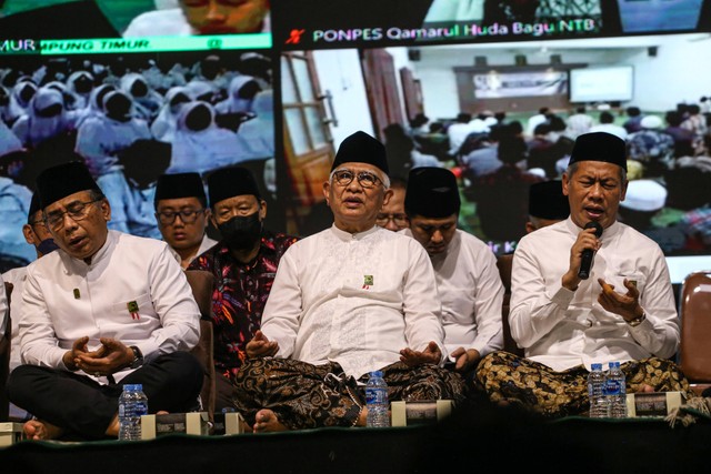 Ketua Umum PBNU KH Yahya Cholil Staquf (kiri) bersama KH Ahmad Mustofa Bisri (tengah), KH Said Asrori (kanan) berdoa saat Haul Gus Dur ke-13 di Ciganjur, Jakarta, Sabtu (17/12/2022). Foto: Asprilla Dwi Adha/Antara Foto