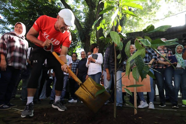 Gubernur Jawa Tengah Ganjar Pranowo saat menanam puluhan bibit pohon dalam rangkaian acara Dies Natalies UGM ke-73 dan Rakernas KAGAMA. Foto: Dok. Istimewa