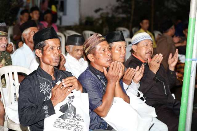 Ratusan orang mulai dari Gus-Gus, ulama, ustaz, santri hingga masyarakat umum berdoa untuk Indonesia yang digelar di Lingkungan Garum, Desa Sumber, Kecamatan Garum, Kabupaten Blitar. Foto: Dok. Istimewa