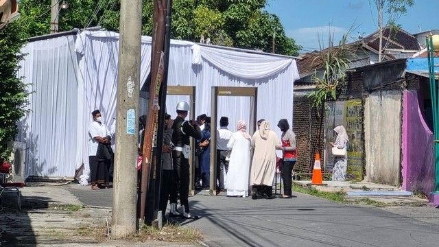 Peringatan 1.000 hari wafatnya ibunda Presiden Jokowi digelar di kediamannya di Sumber, Solo, Minggu (18/12/2022). FOTO: Fernando Fitusia