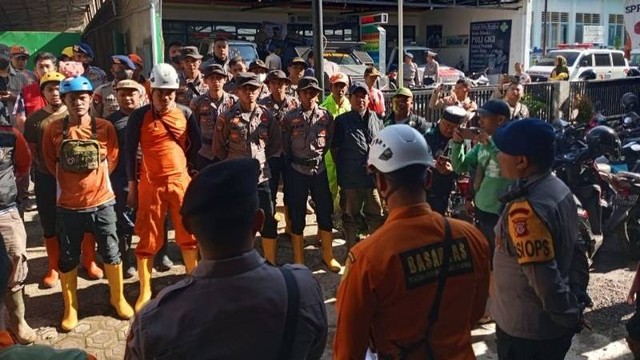 Puluhan personel Tim SAR Gabungan bersiap melakukan pencarian korban longsor disertai banjir lumpur di Kabupaten Sumedang, Jawa Barat, Minggu (18/12/2022). Foto: Kantor SAR Bandung/Antara