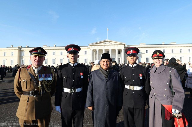 Menhan Prabowo Subianto Hadiri Pelantikan Dua Taruna Asal Indonesia dari Akademi Militer Royal Military Academy Sandhurst (RMAS) di Inggris. Foto: Tim Media Prabowo Subianto