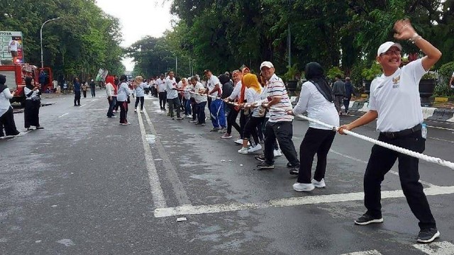 Kegiatan tarik tambang yang berujung maut di Kota Makassar, Sulawesi Selatan. Foto: Dok. Istimewa