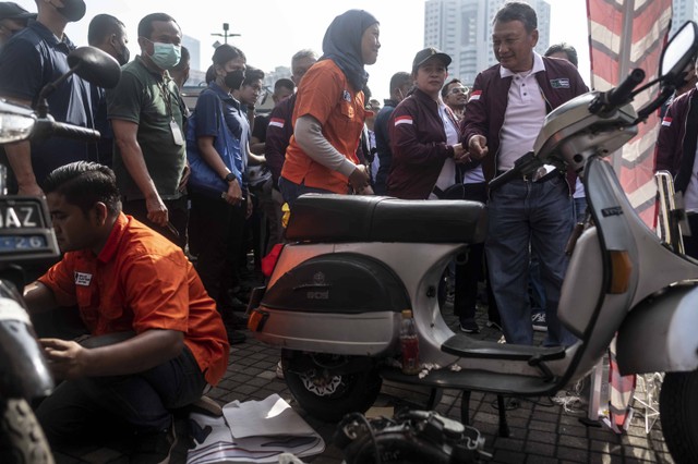 Menteri ESDM Arifin Tasrif (kanan), dan Ketua DPR Puan Maharani (kedua kanan) berbincang dengan mekanik motor listrik dalam acara Electric Vehicle (EV) FUNDAY di Plaza Timur Gelora Bung Karno, Jakarta, Minggu (18/12/2022). Foto: Aprillio Akbar/Antara Foto