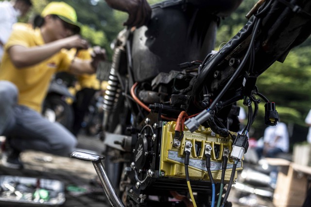 Proses konversi motor mesin BBM ke mesin listrik dalam acara Electric Vehicle Funday di Plaza Timur Gelora Bung Karno, Jakarta, 18 Desember 2022. Foto: Aprillio Akbar/Antara Foto