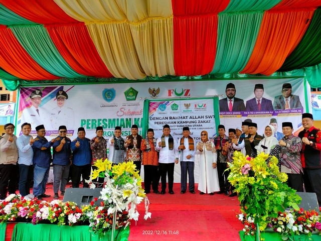 Direktur Pemberdayaan Zakat dan Wakaf Kemenag RI, Drs. H. Tarmizi Tohor, MA, meresmikan kampung zakat program sinergi oleh Kementerian Agama Provinsi Sumatera Utara, Forum Zakat (FOZ) Sumatera Utara dan Baznas Labuhanbatu, Jumat kemarin (16/12).