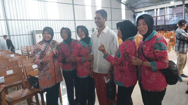 Arya Saloka hadiri pengajian 1.000 hari meninggalnya ibunda Jokowi. Foto: Dok. Istimewa