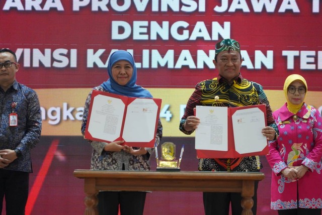 Penandatangan MoU Misi Dagang antara Provinsi Jawa Timur dan Provinsi Kalteng. (FOTO: Diskominfo Kalteng).