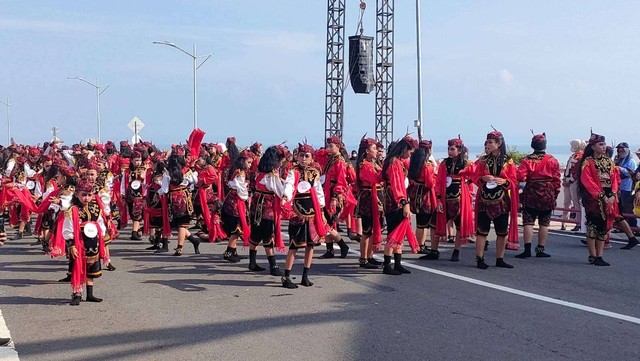Tari Remo Massal di Jembatan Suroboyo dalam rangka pemecahan rekor MURI, Minggu (18/12). Foto: Diskominfo Surabaya