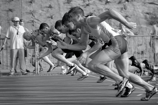 Ilustrasi seseorang sedang berkompetisi lomba lari. Sumber foto: (https://www.pexels.com/id-id/foto/atlet-berlari-di-trek-dan-oval-lapangan-dalam-fotografi-grayscale-34514/)