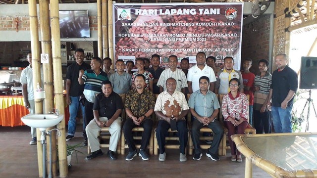 Keterangan foto: Pengurus KP. Romeo, foto bersama peserta usai kegiatan Hari Lapang Tani Sarasehan menuju Pasar Kakao Fermentasi Premium 2023, di Pintar Asia Beach, Sabtu (17/12/2022). Foto: Athy Meaq.