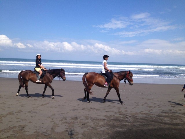 Berkuda Menyusuri Pantai Yeh Gangga. Foto : Adenia Nuria