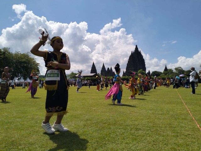 Ribuan penari di lapangan Siwa Candi Prambanan, Minggu (18/12/2022). Foto: Erfanto/Tugu Jogja