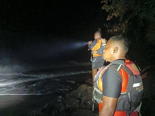 Tim Rescue Basarnas Ternate melakukan pencarian remaja yang dikabarkan tenggelam di Pantai Dorpedu, Kecamatan Pulau Ternate. Foto: Istimewa