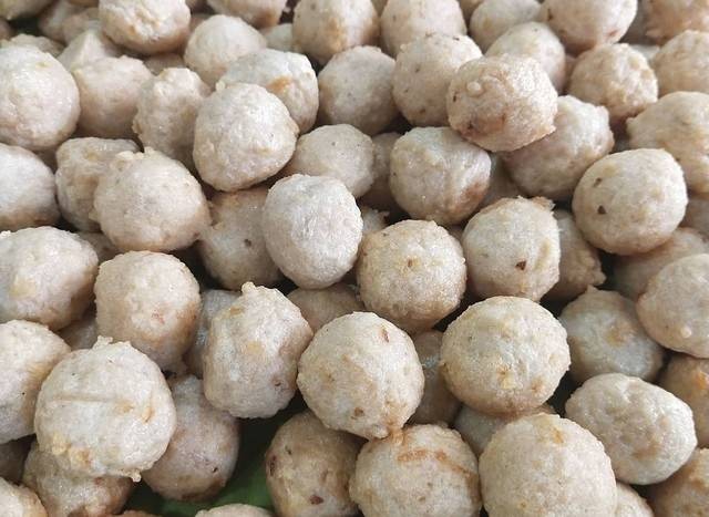 Pempek adaan kuliner khas Palembang yang cukup familiar.