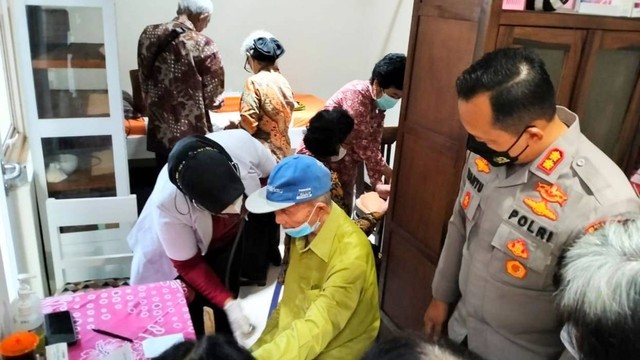 Tim kesehatan Polres Sukoharjo memberikan pelayanan kesehatan bagi jemaah GKI Kartasura, Minggu (18/12/2022). FOTO: Agung Santoso