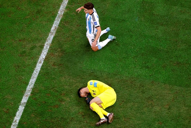 Kiper Prancis Hugo Lloris bereaksi setelah mengalami cedera melawan Argentina pada final Piala Dunia 2022, di Stadion Lusail, Lusail, Qatar, Minggu (18/12/2022). Foto: Peter Cziborra/REUTERS