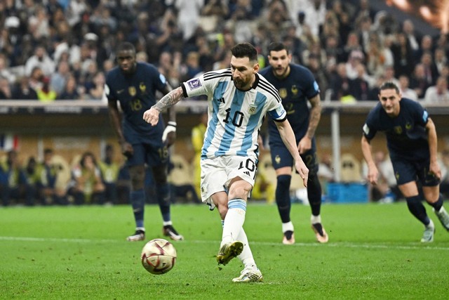 Pemain Argentina Lionel Messi mencetak gol pertama mereka saat melawan Prancis pada final Piala Dunia 2022, di Stadion Lusail, Lusail, Qatar, Minggu (18/12/2022). Foto: Kai Pfaffenbach/REUTERS