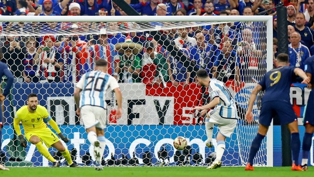 Pemain Argentina Lionel Messi mencetak gol pertama mereka saat melawan Prancis pada final Piala Dunia 2022, di Stadion Lusail, Lusail, Qatar, Minggu (18/12/2022). Foto: Hannah McKay/REUTERS