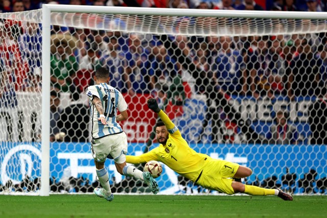 Pemain Argentina Angel Di Maria mencetak gol keduanya saat melawan Prancis pada final Piala Dunia 2022, di Stadion Lusail, Lusail, Qatar, Minggu (18/12/2022). Foto: Lee Smith/REUTERS